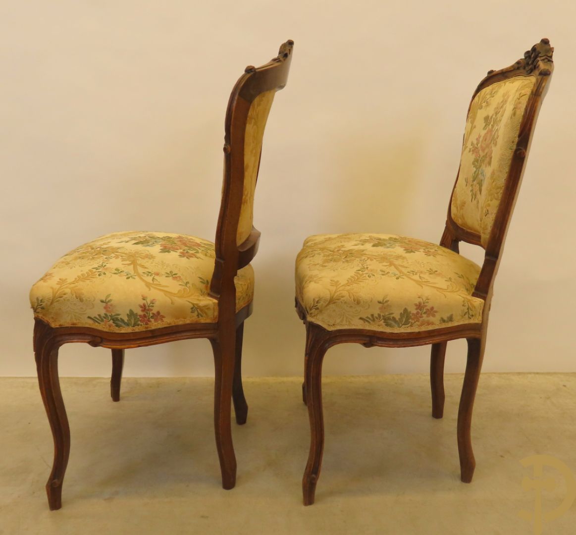 Vijfdelig Louis XV salonensemble in beuk bestaande uit tweezit, 2 armzetels en 2 stoelen