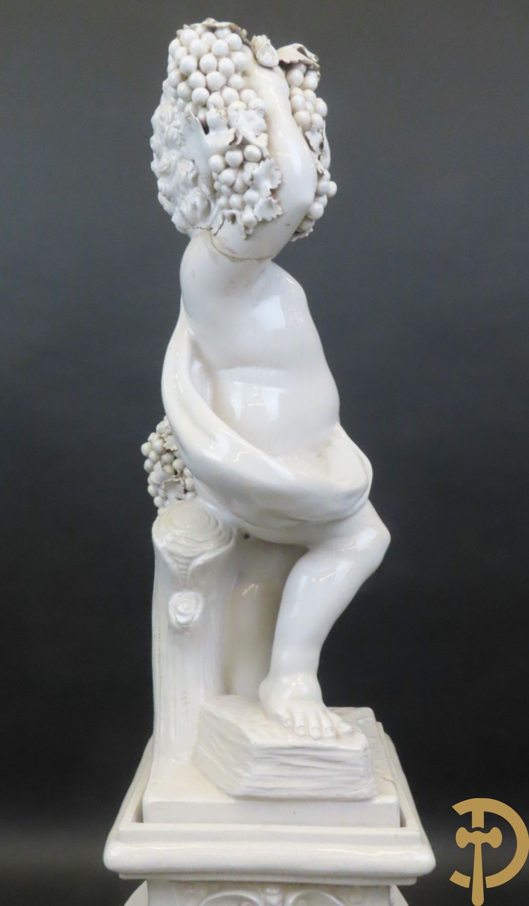 Engel met druiventrossen in Italiaanse majolica op sokkel