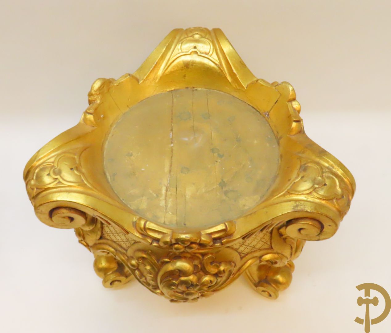 Twee vergulde sokkels met accanthusranken