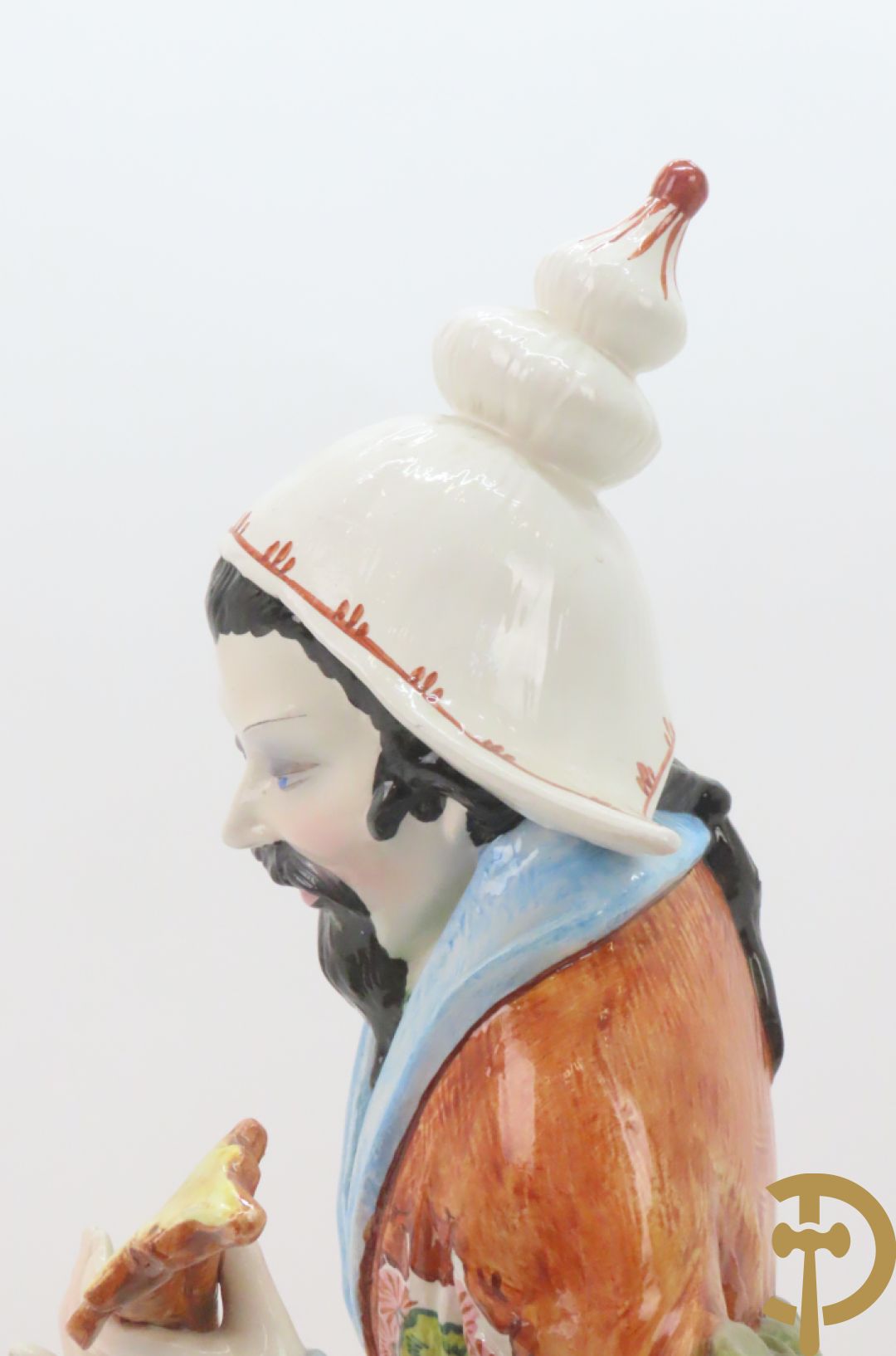 Twee Italiaanse beelden van oosterse dame met bloemen, getekend achteraan Polouioto en oosterse man met snaarinstrument in meerkleurige faience