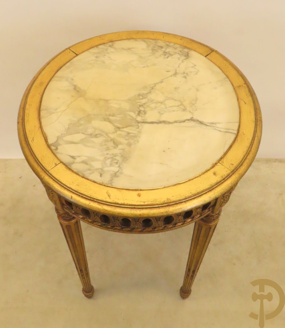 Vergulde bijzettafel met marmeren blad op 4 gecanneleerde poten