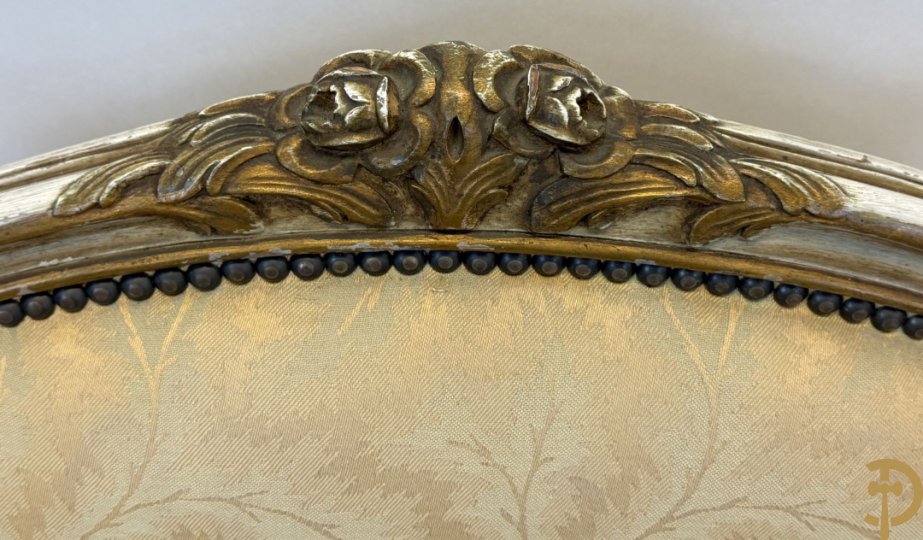 Paar Louis XV bergères met wangen, gesculpteerde accanthusranken en bloemenmotieven