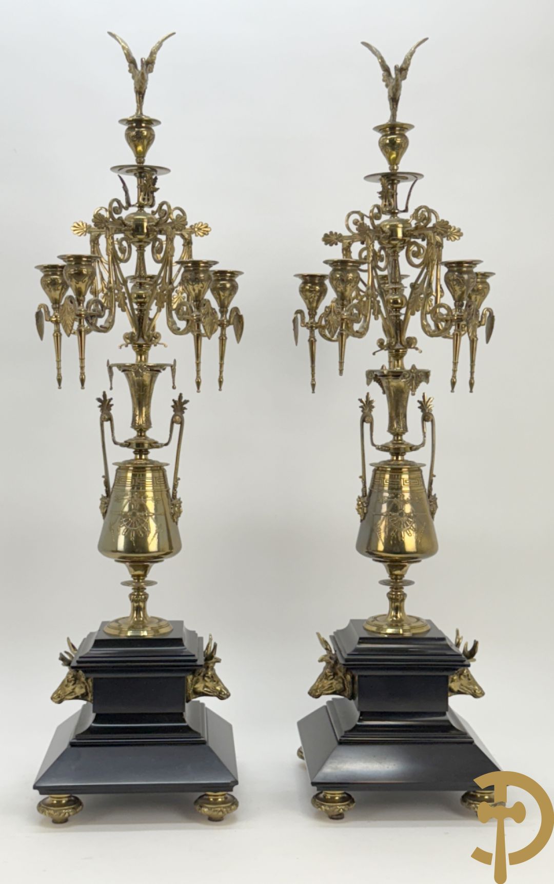 Zwart marmeren garnituur Napoleon III bestaande uit paar bronzen vuurrvergulde vijfarmige kandelaars bezet met vogels op zwarte marmeren basis met hertenkoppen + zwart marmeren middenstuk met klok bezet met hertenkoppen (zonder beeld)