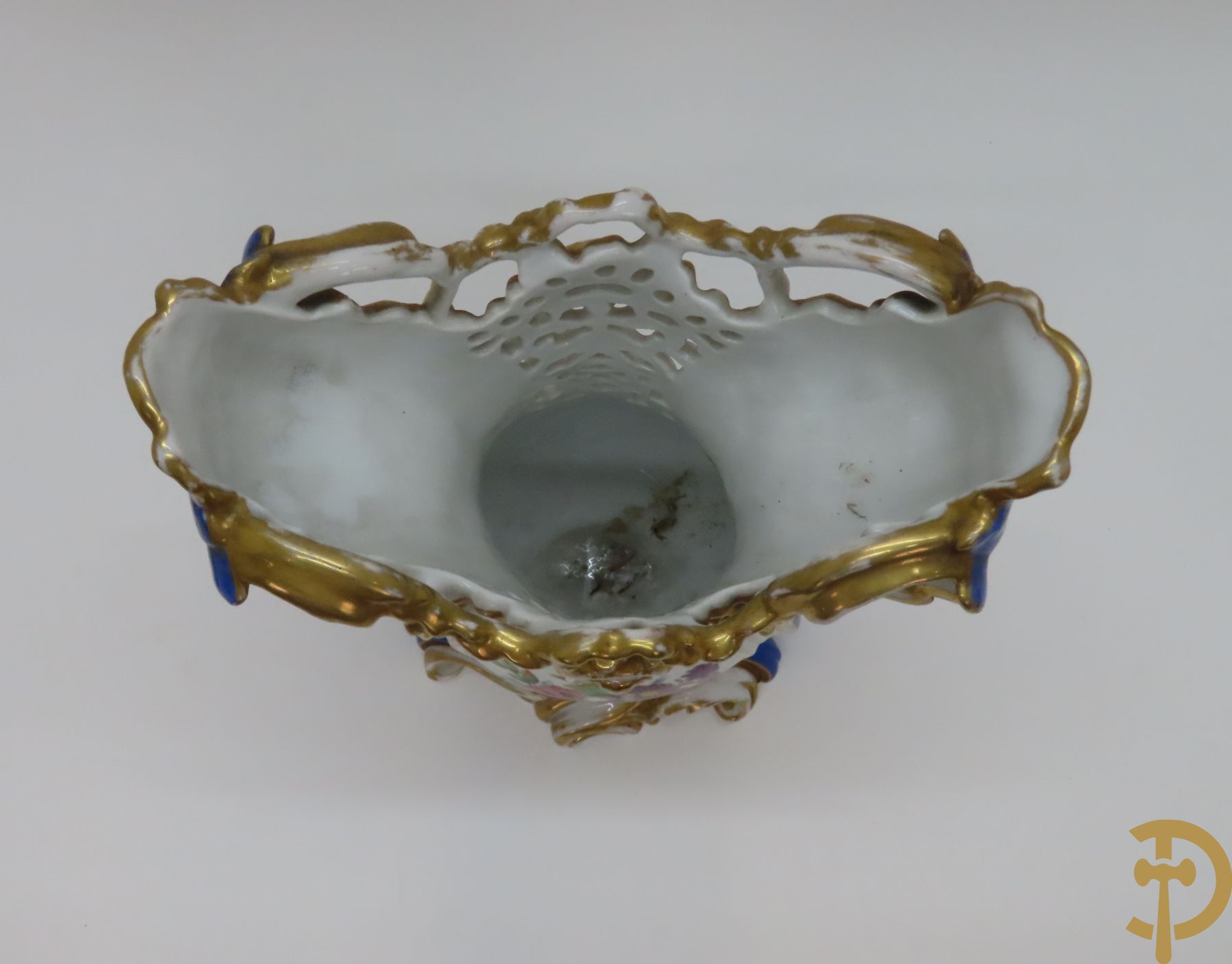 Porseleinen Franse cornetvaas geajoureerd met bloemenmotief, Vieux Paris + Vieux Paris coupe + porseleinen coupe met bloemenmotieven bezet