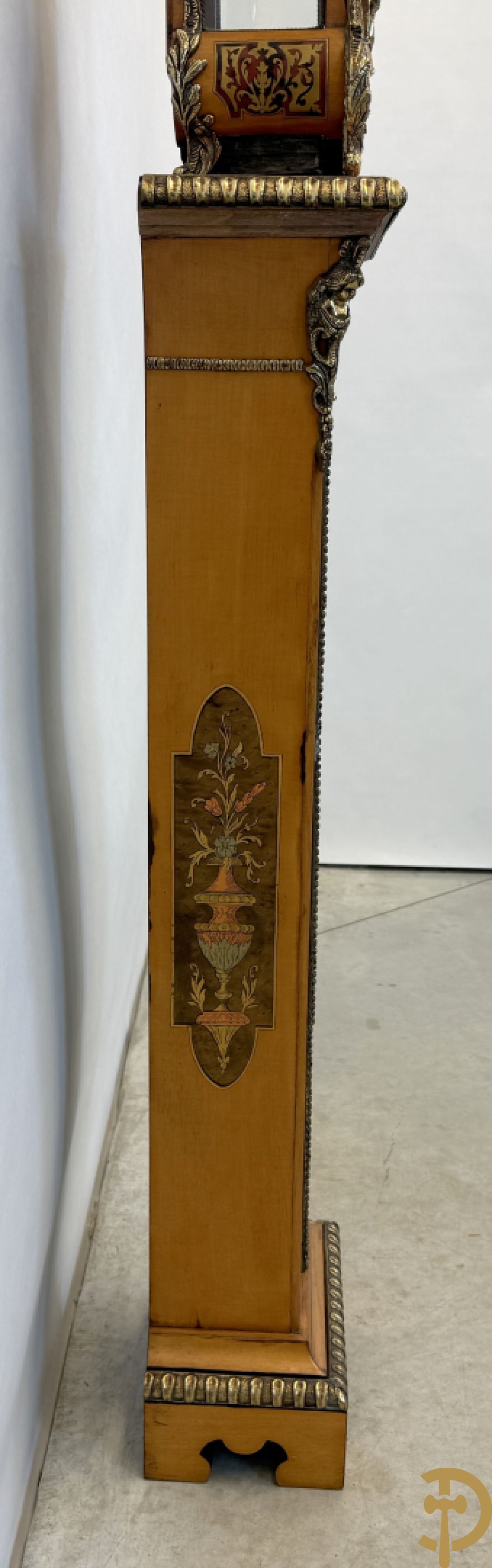 Italiaanse notelaren kartel met marqueterie en bronsbeslag, bovenaan bekroond met cupido - met bihhorende gemarqueteerde console met inleg van koper en schildpadimitatie, decor van amfoor en bronzen medusahoofd