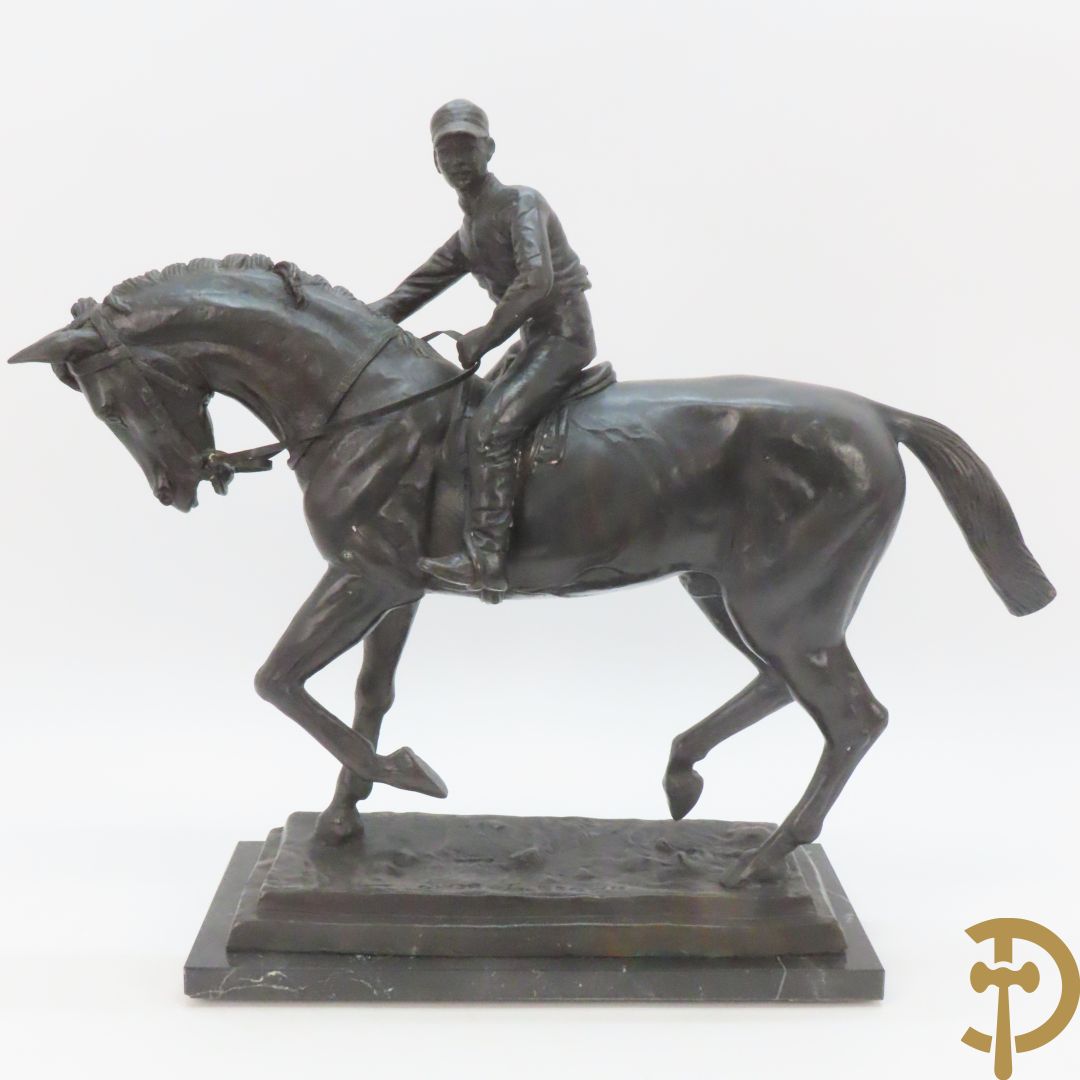 BROWN T. getekend 'Jockey op zijn paard' replica bronzen beeld op marmeren sokkel