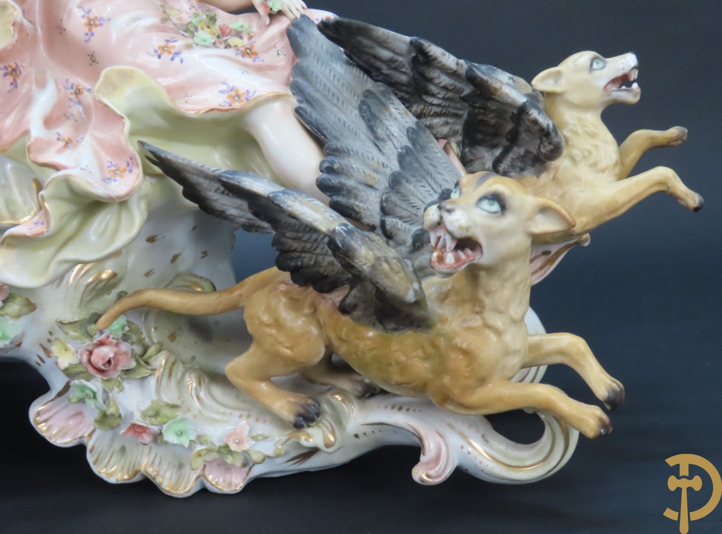 Meerkleurige porseleinen sierwagen slede met 3 dames voortgetrokken door 3 honden, onderaan gemerkt