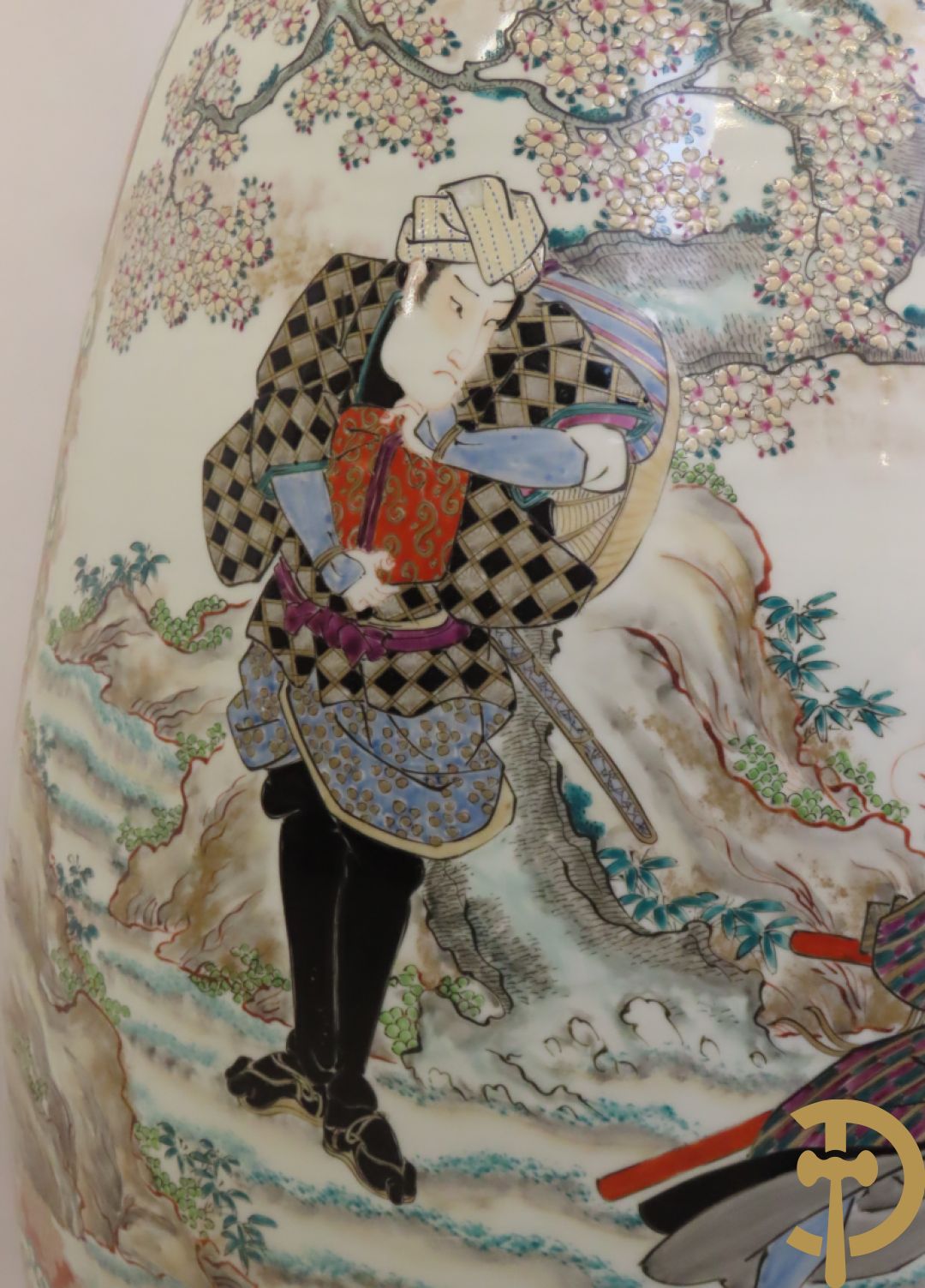 Japanse porseleinen waaiervaas met decor van geisha en krijger, bovenaan met florale motieven