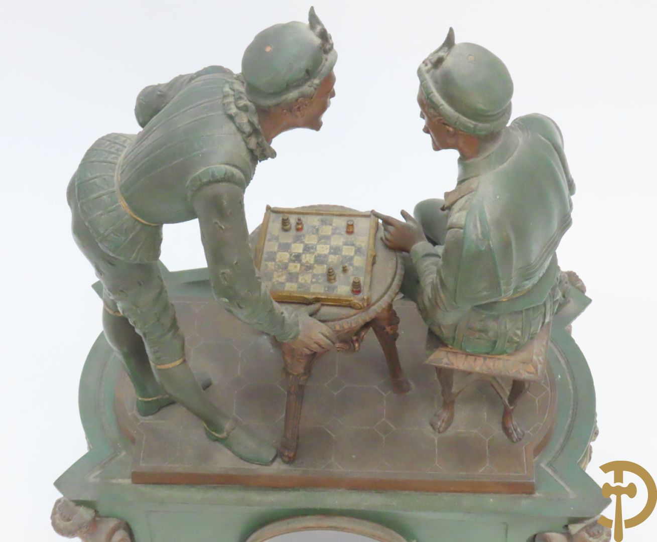 Driedelige kunstbronzen garnituur bestaande uit pendule met paar schakende edelheren, bezet met kariatiden - geflankeerd door paar driearmige kandelaars gehouden door 2 edelheren