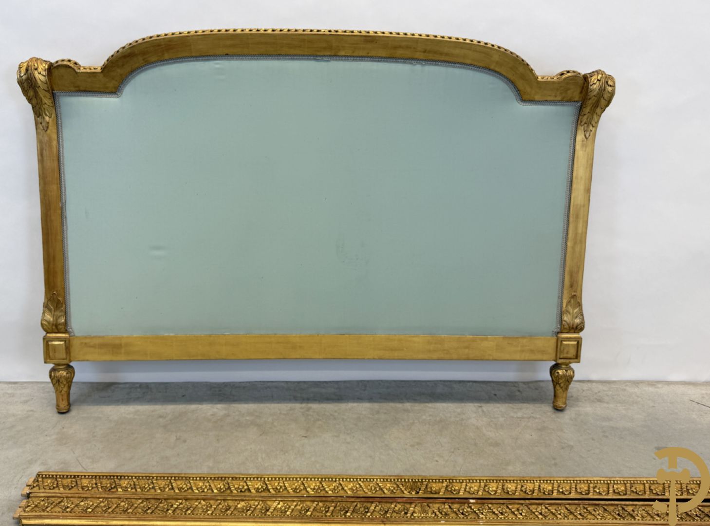 Verguld afgebogen Louis XVI bed met accanthusranken en voluutvormige ornamenten, mooi gestoffeerd met florale motieven