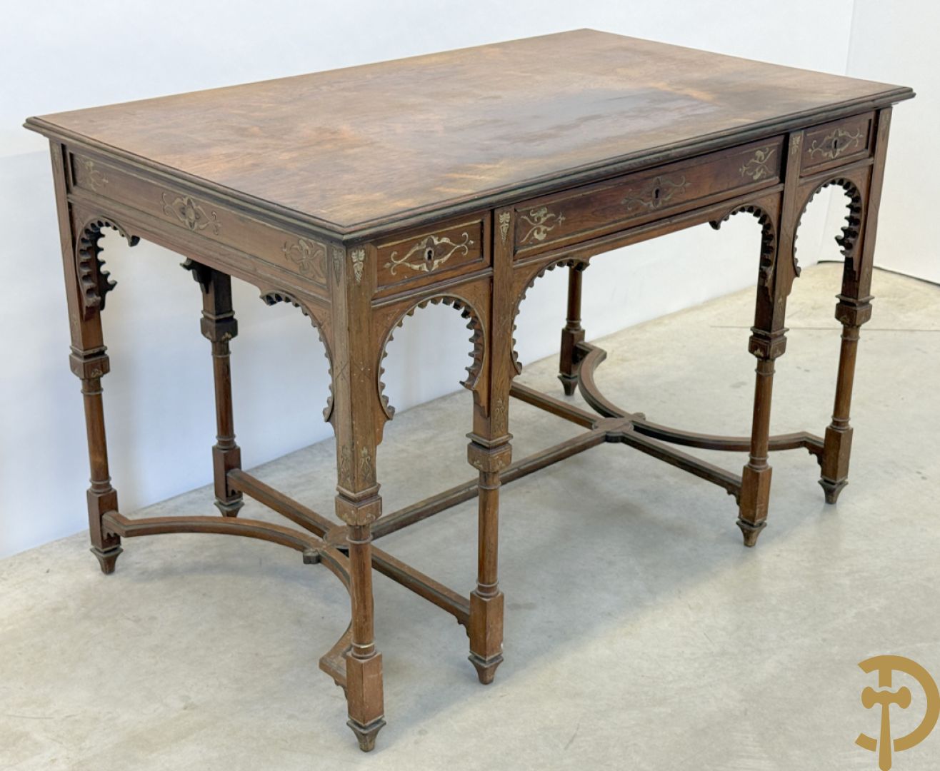 Syrische schrijftafel in exotische houtsoorten met 3 lades op 8 poten met boogvormige en deel vergulde motieven, 19e