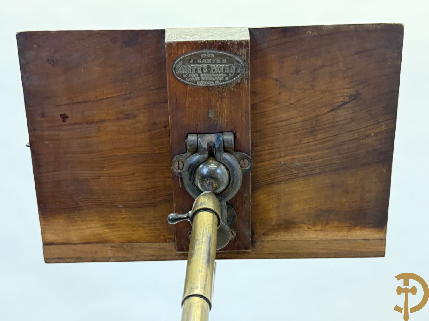 Leesstandaard met verstelbare boekhouder en zijdelings omhoog verplaatsbaar bijzettafeltje voor thee op gietijzeren draaibare voet, rond 1900 gemerkt J . CARTER - North