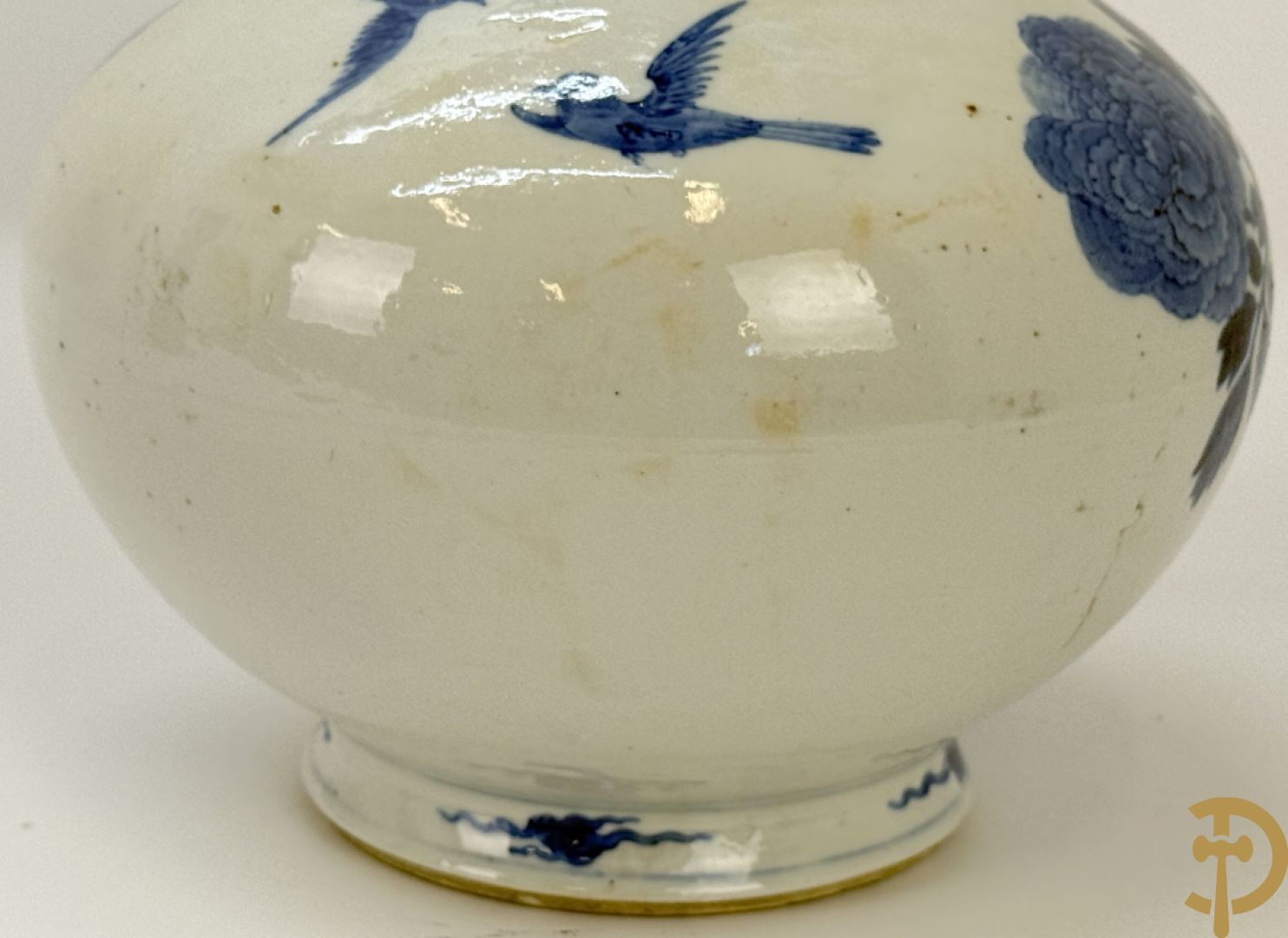 Chinese blauw/witte porseleinen kalebasvormige vaas met bloemen- en vogeldecor, onderaan gemerkt