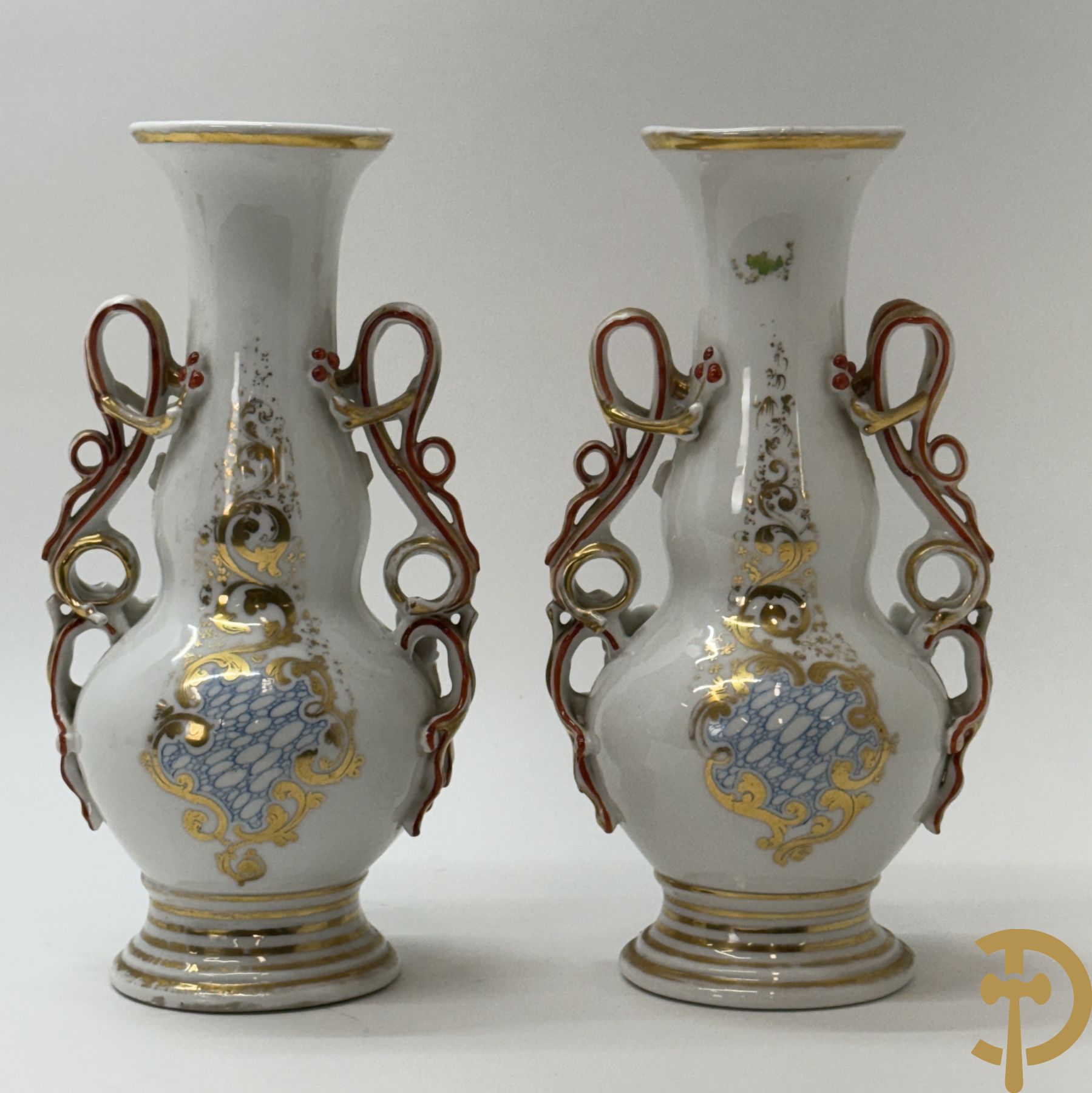 Paar Vieux Paris vazen met romantisch handbeschilderd tafereel