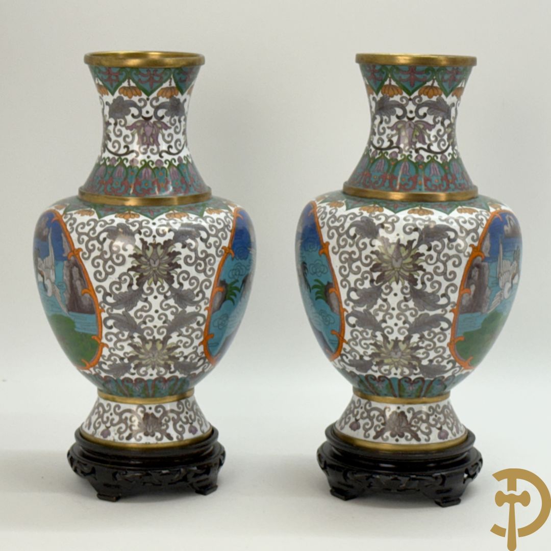 Paar cloisoné vazen met decor van vogels en bloemen op bijhorende zwarte sokkels
