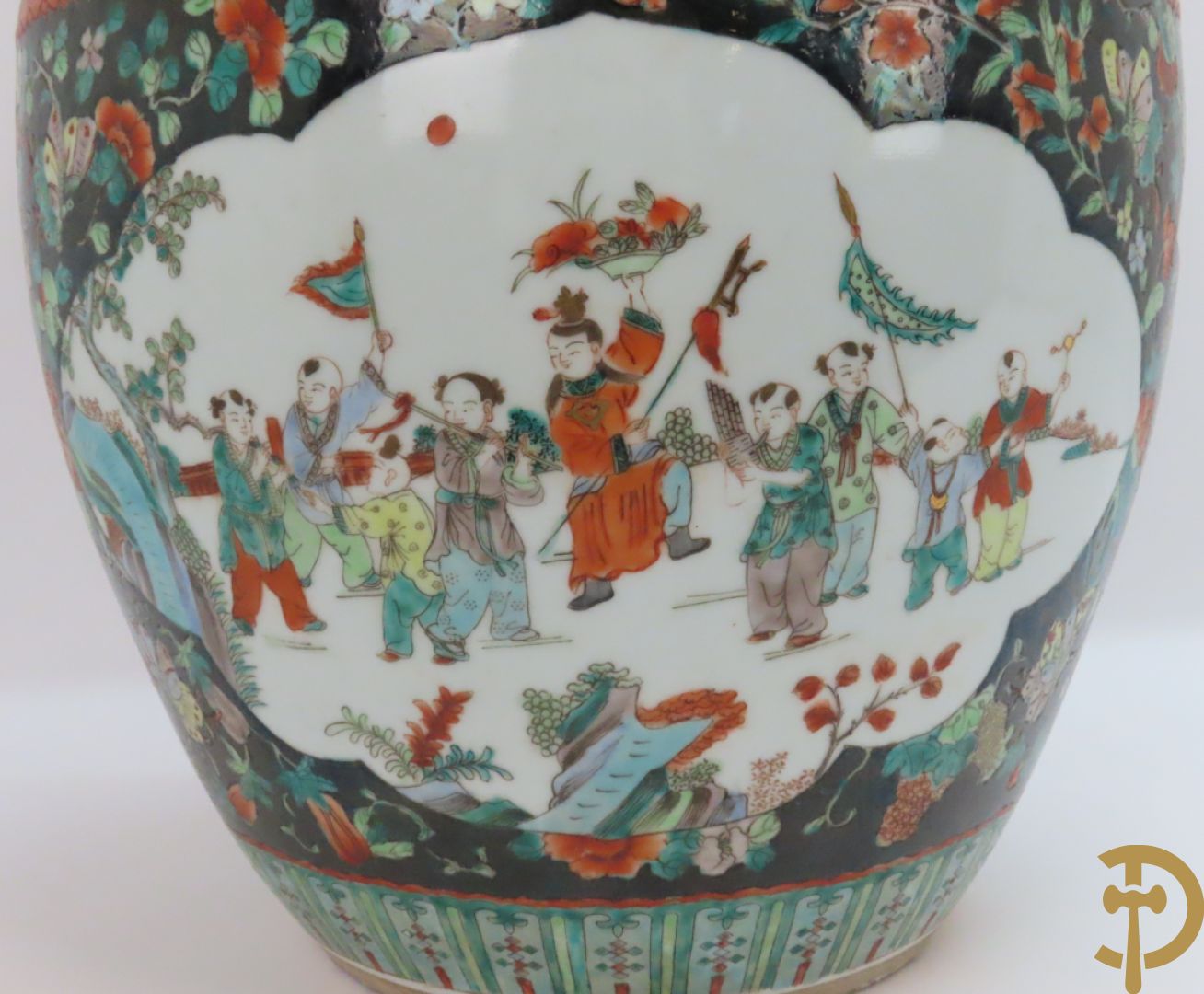 Chinese porseleinen cachepot met geanimeerd decor op zwarte fond met bloemen
