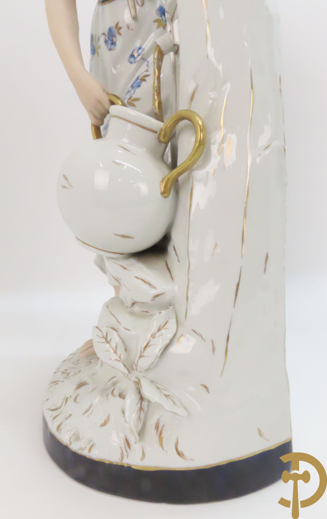 Paar Royal Dux personages van dame en heer bij de waterkraan, onderaan gemerkt en genummerd 10965 en 10563