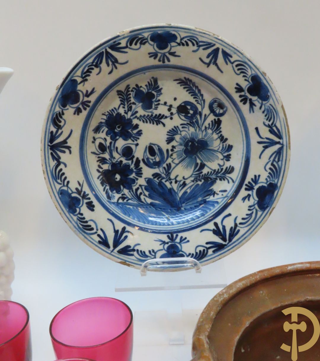 Mondgeblazen gekleurd glasservies + Chinees blauw/wit bord + Delfts bord + Vieux Bruxelles vaasjes e.a.