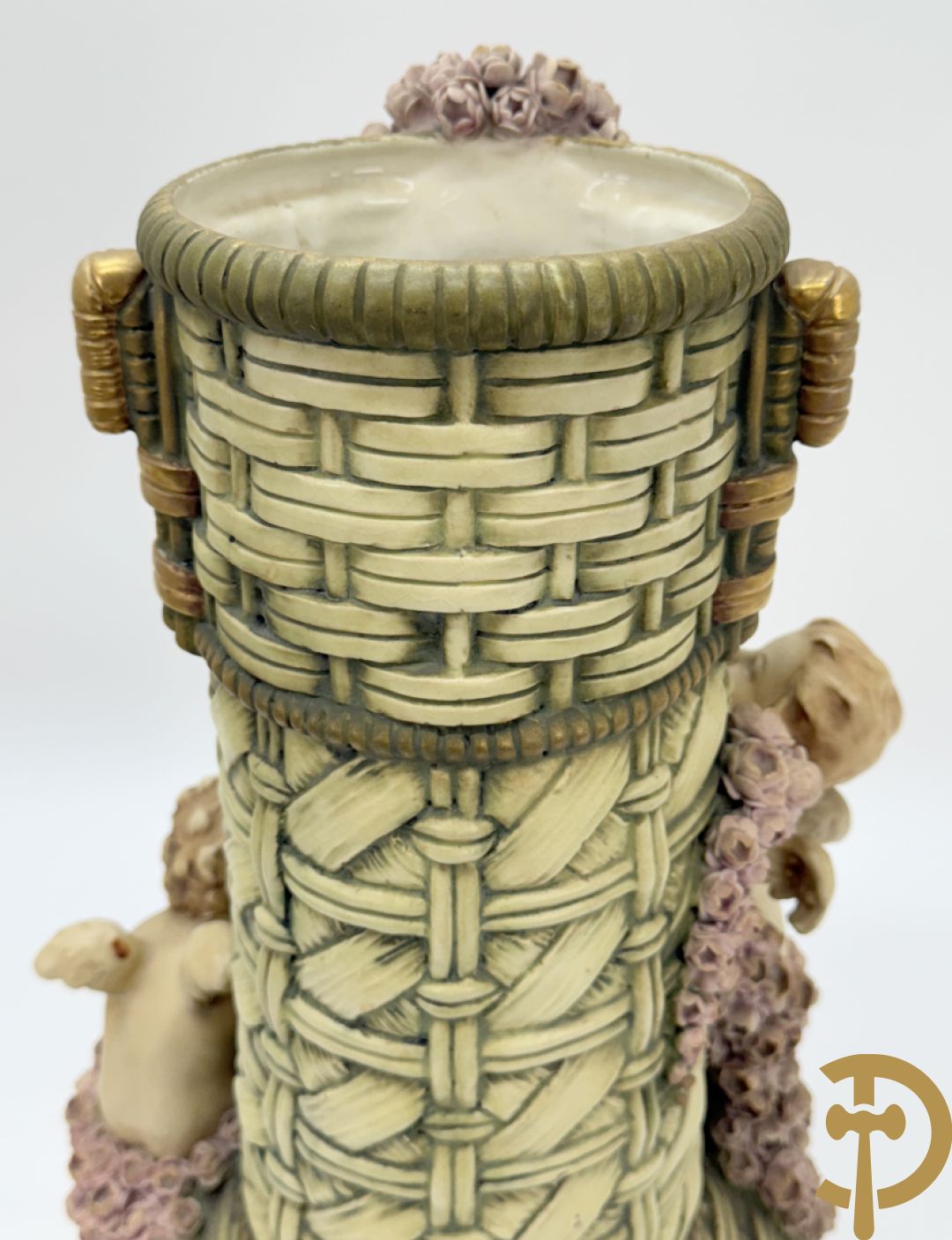 Paar meerkleurige faience vazen,  Austria gemerkt, met cupido