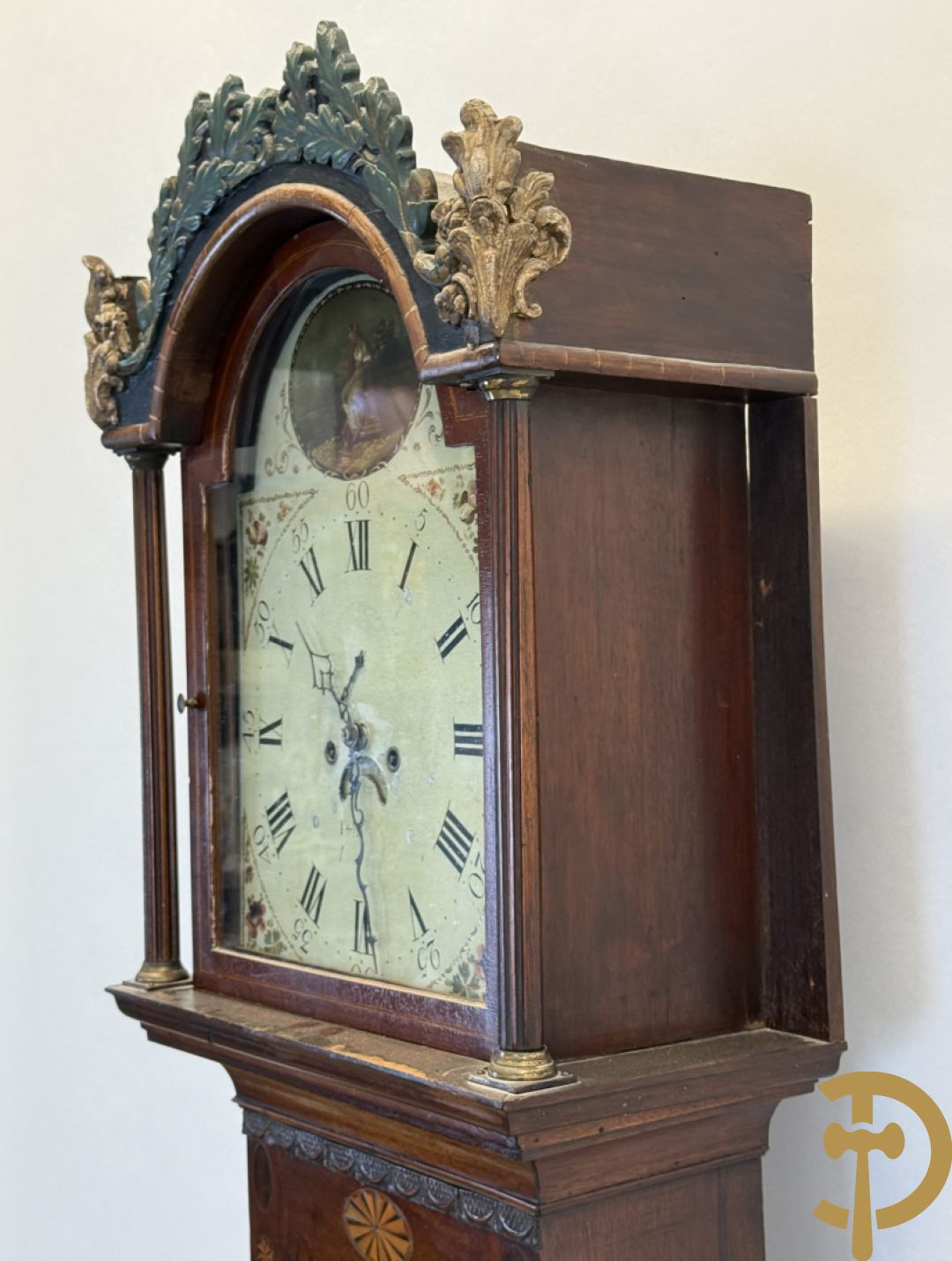 Engelse staande grootvadersklok met handbeschilderd tafereel in de wijzerplaat