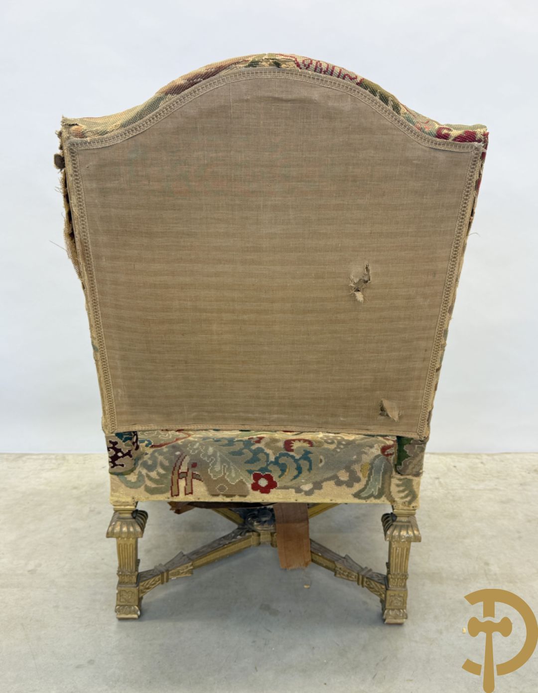 Vier vergulde Louis XIV kasteelarmzetels met geanimeerde scènes in petit points, 19e