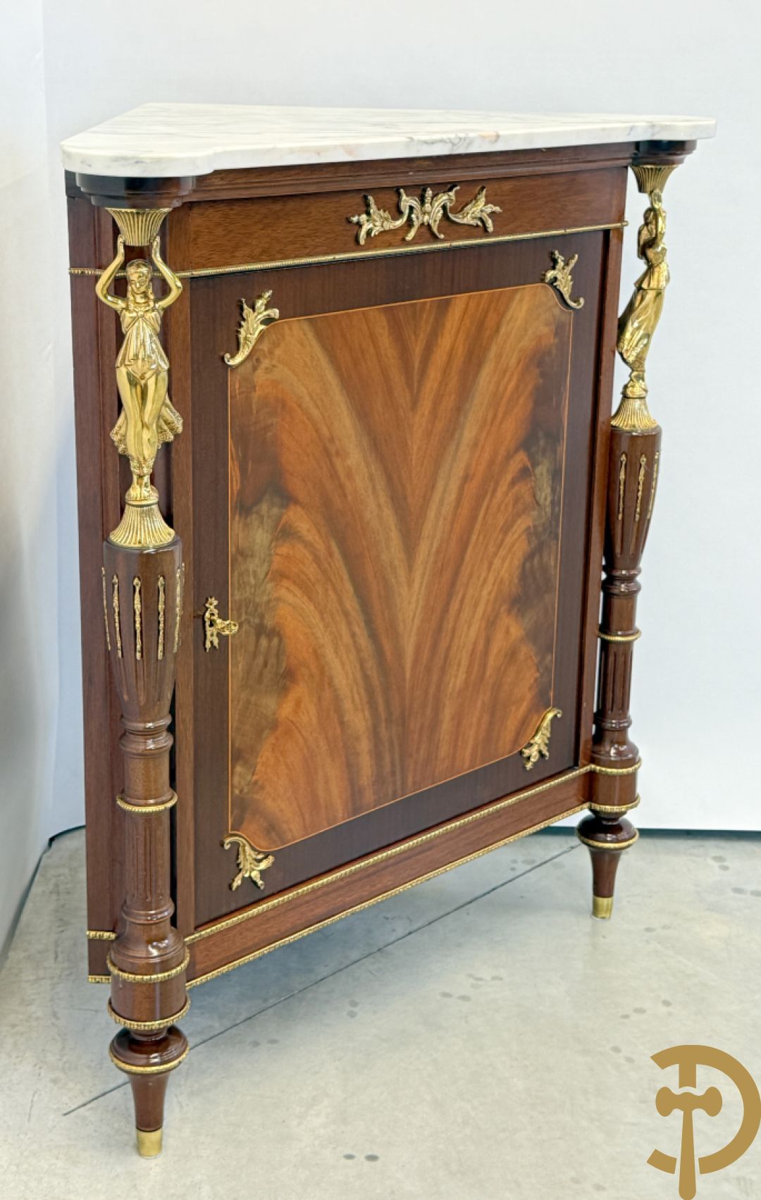 Notelaren hoekkast bekroond met dame, zijdelings met ballusters - met wit marmeren blad