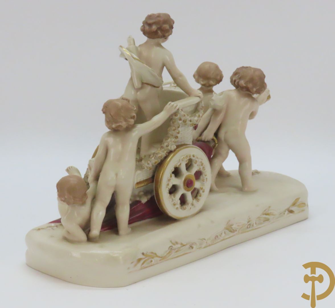 Koets in Royal Dux getrokken door cupido