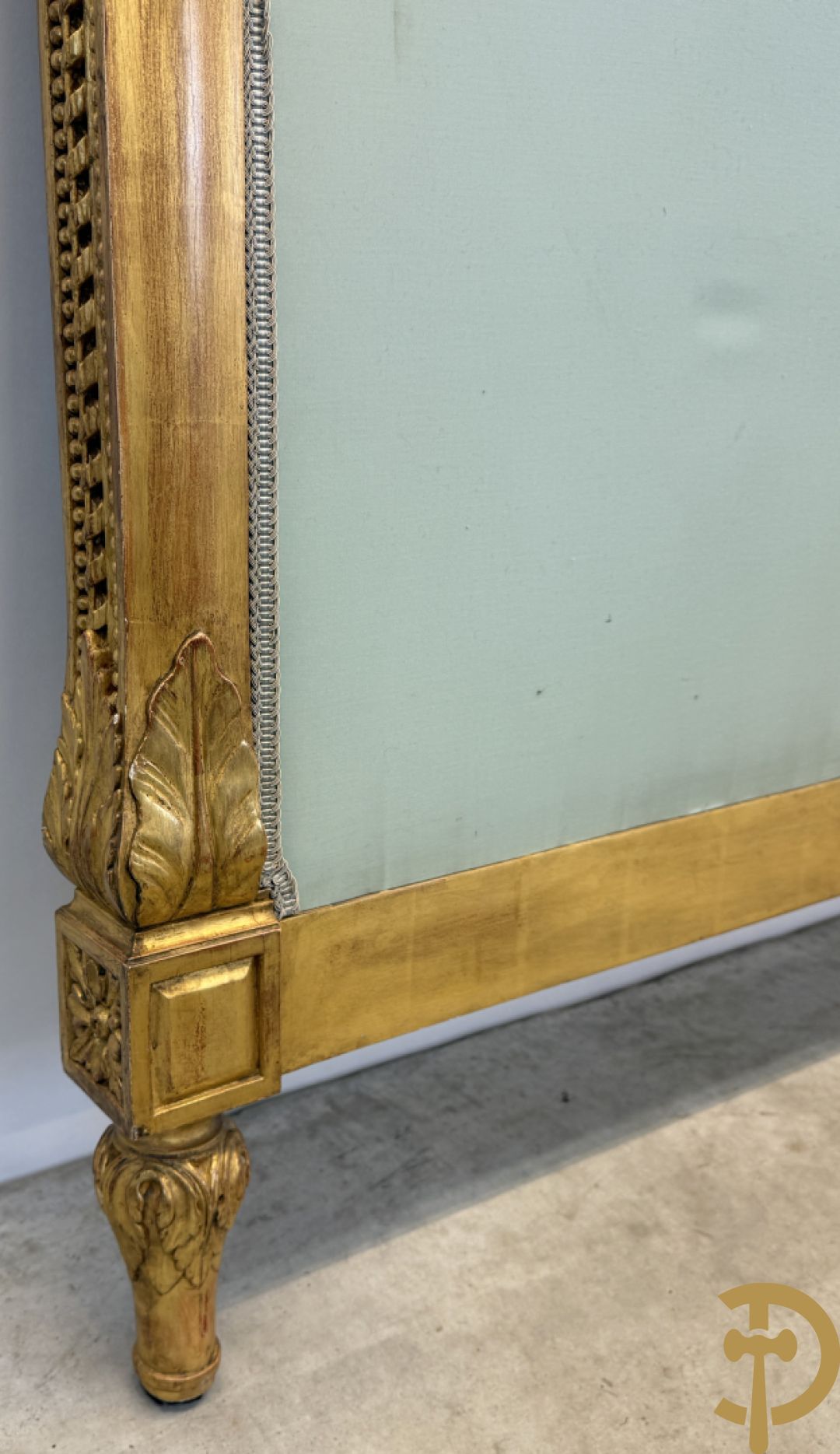 Verguld afgebogen Louis XVI bed met accanthusranken en voluutvormige ornamenten, mooi gestoffeerd met florale motieven