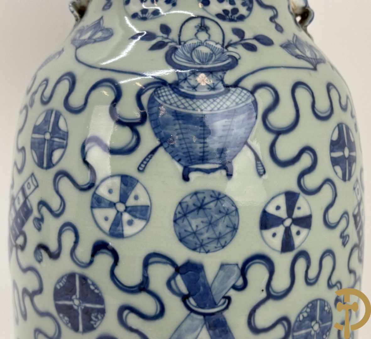 Chinese porseleinen celadon vaas met antiquiteitendecor