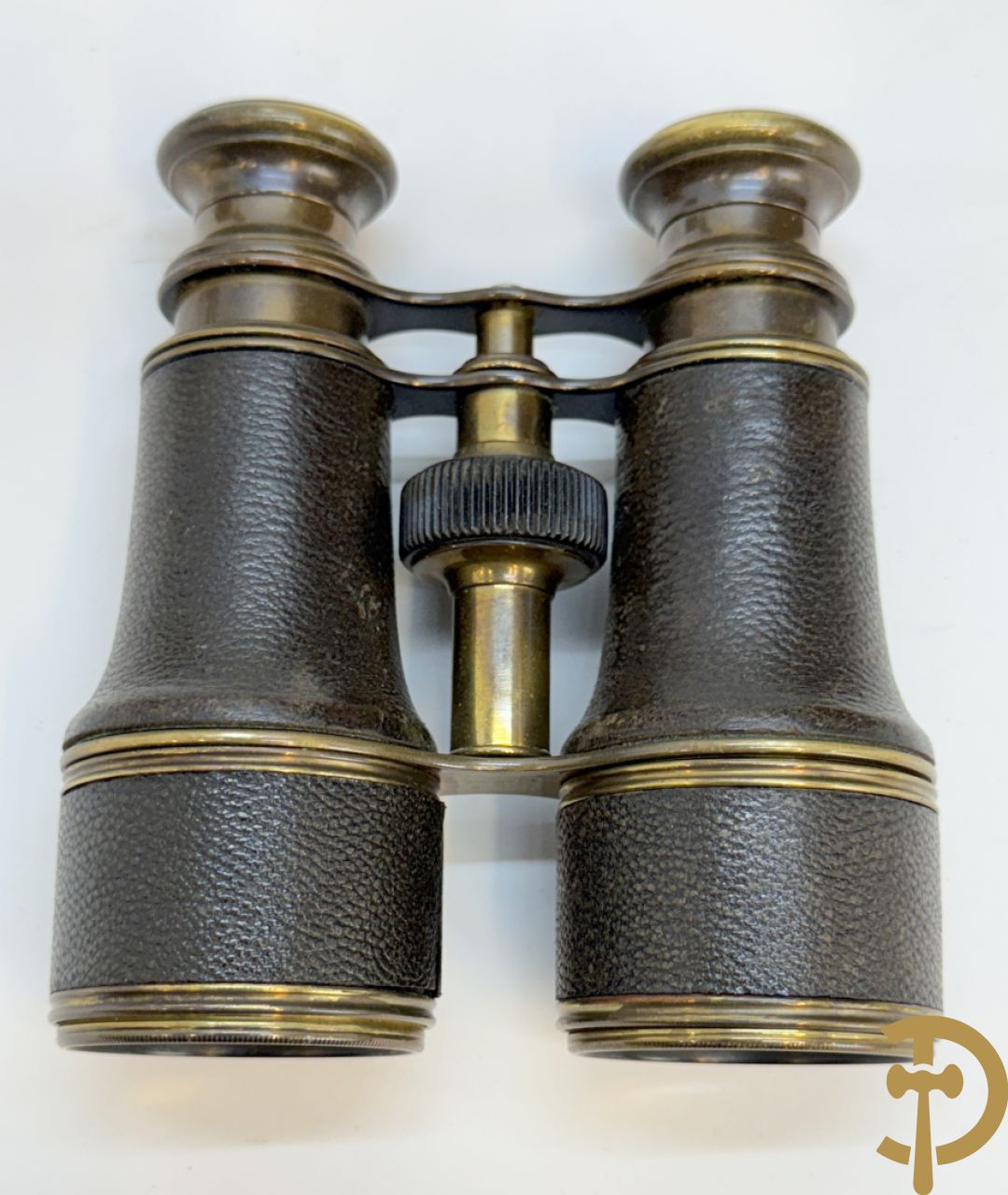 Engelse lederen hoedendoos + rond lederen doosje met lederen etui met verrekijker