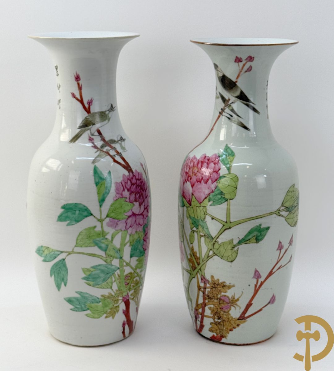 Paar Chinese porseleinen vazen met bloemen- en vogeldecor, achteraan getekend