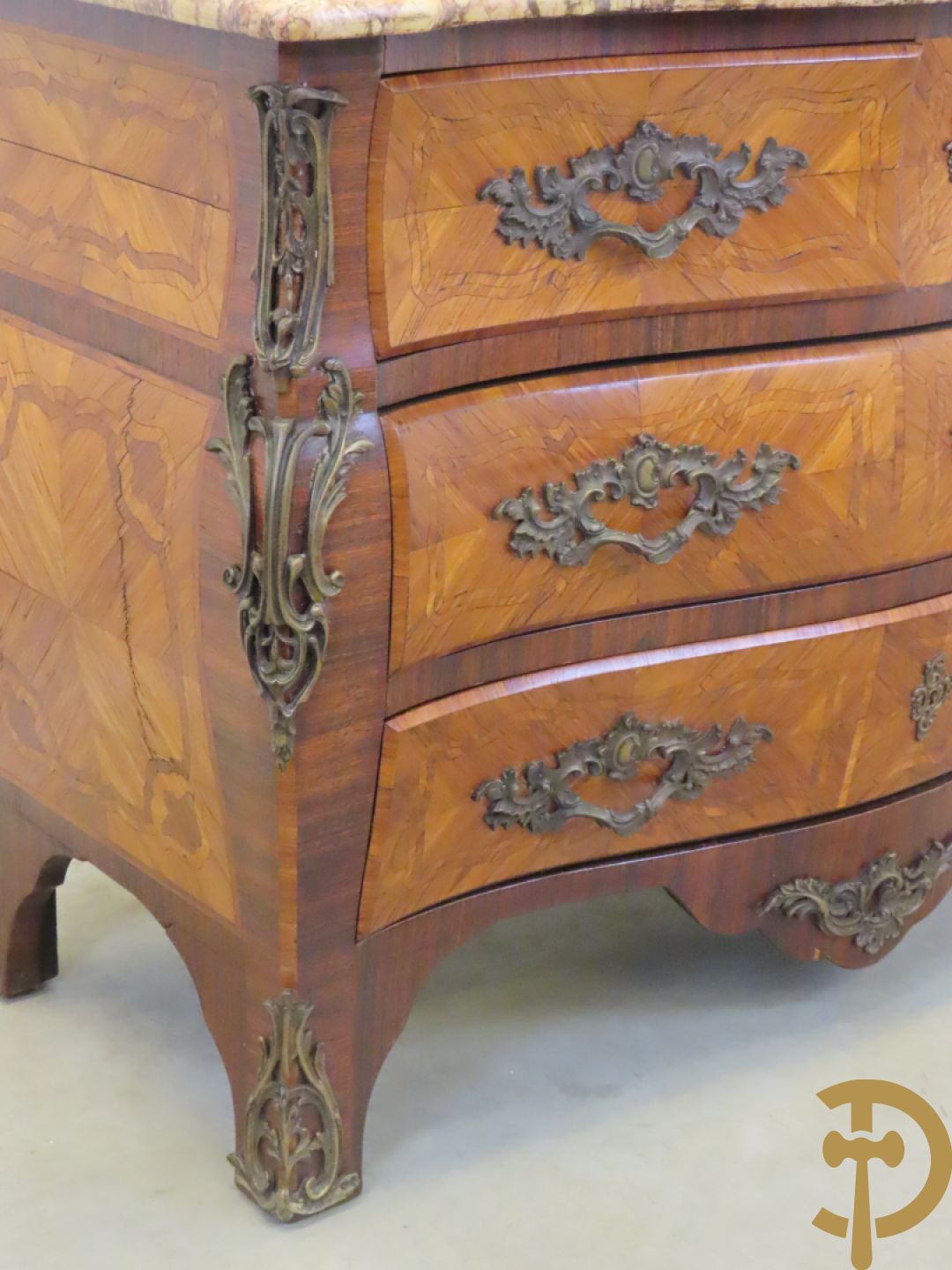 Gegalbeerde vierladencommode met bronsbeslag, marqueterie en marmeren blad