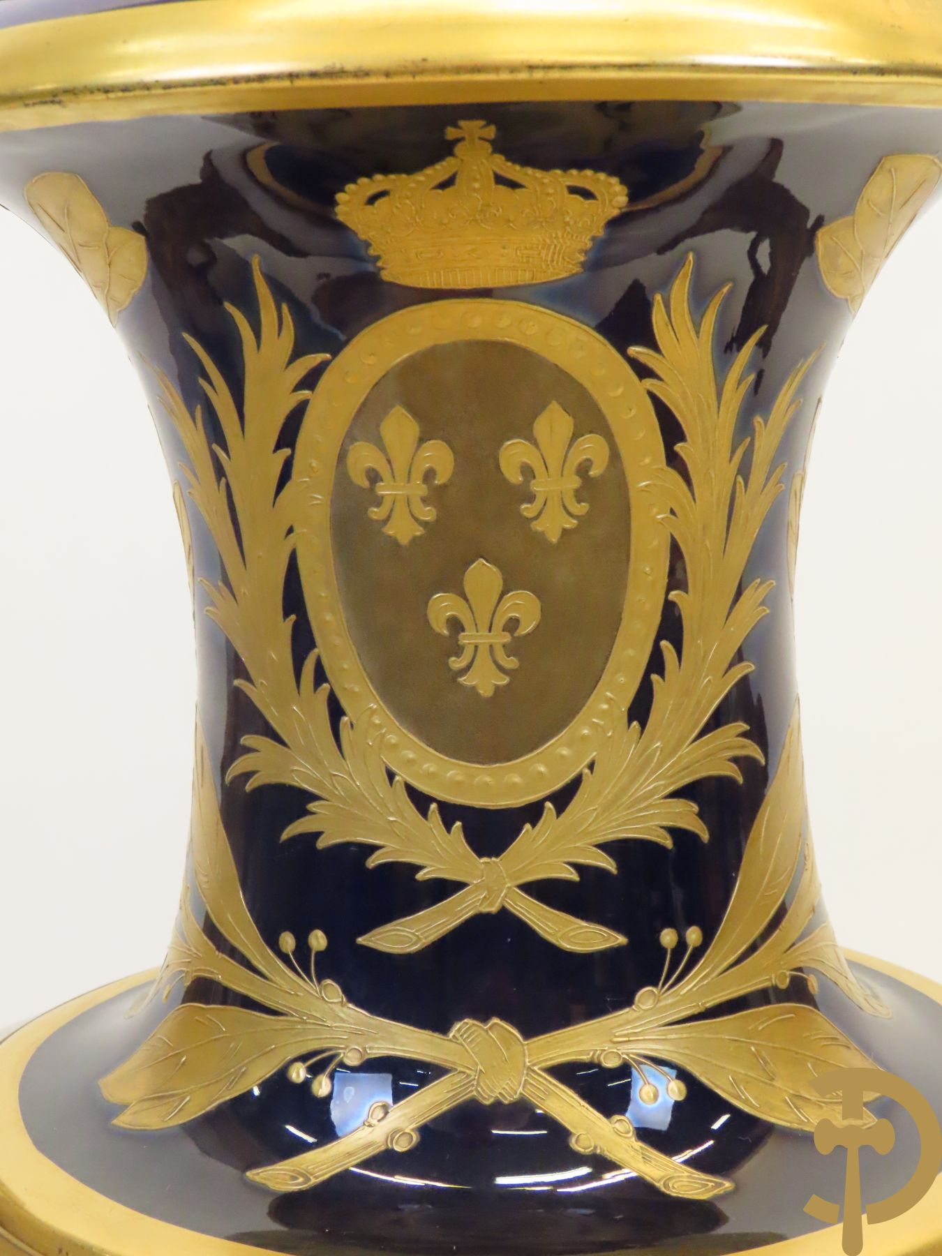 Grote porseleinen Sèvres vaas met dubbel decor van cavalerie, slagveldtaferelen en zicht op kasteel, DESPREZ H. getekend in het decor - bovenaan met verguld decor en zijdelings met bronzen oren en accanthusranken - deksel met Sèvres merkteken - op vierkante bronzen sokkel met klauwepoten