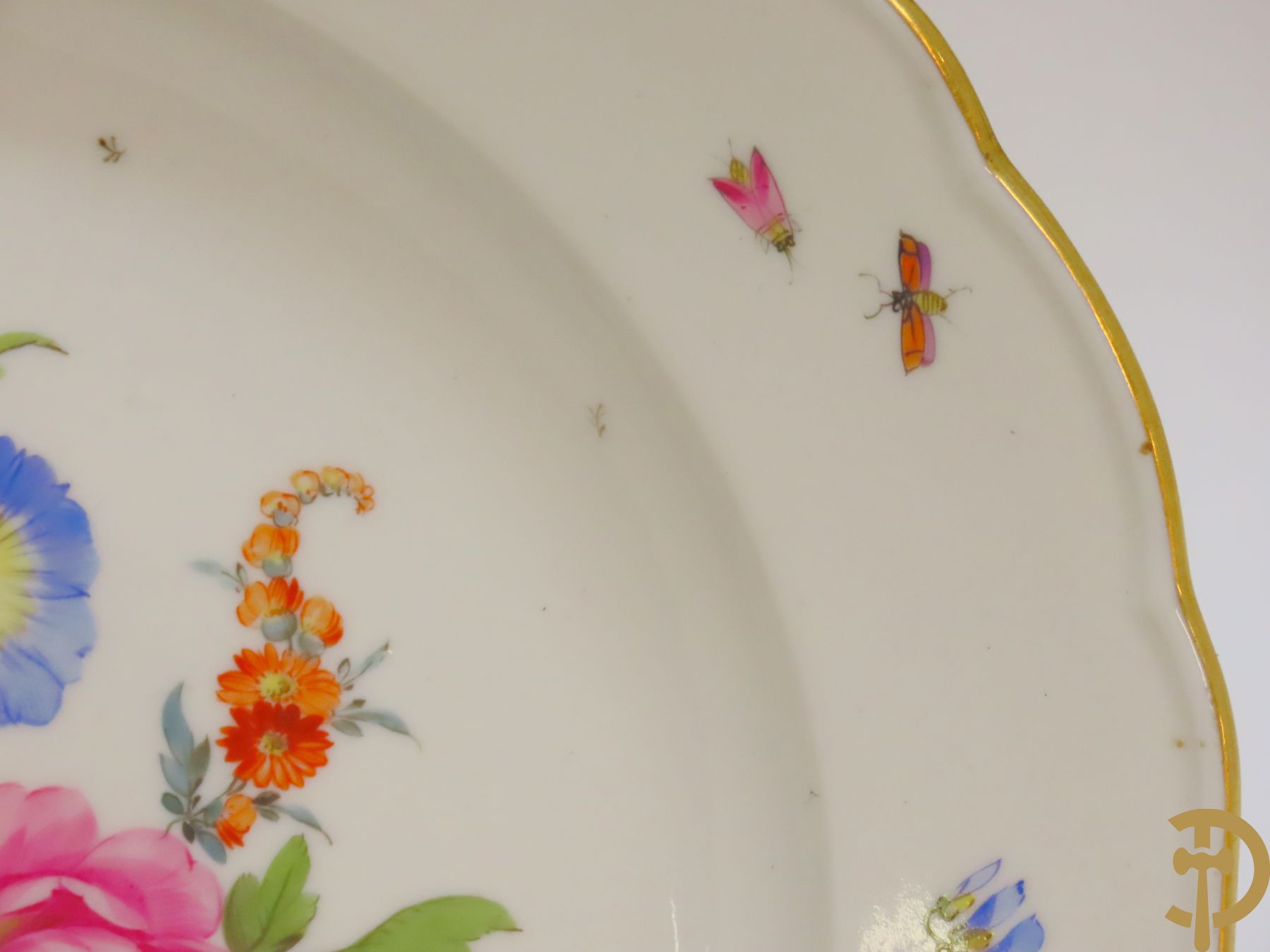 Zes porseleinen borden onder gemerkt met zwaarden / Meissen : 1 bord met stadstafereel, 1 verlucht bord met drakendecor, 1 bord met vogeldecor, 1 met bloemen en 2 met bloemendecor omgeven door vergulde rand