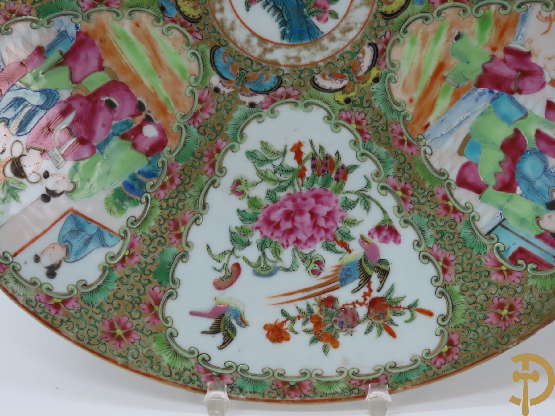 Groot Chinees porseleinen Kantonbord met cartouches van geanimeerde scènes, vogel- en bloemdecor
