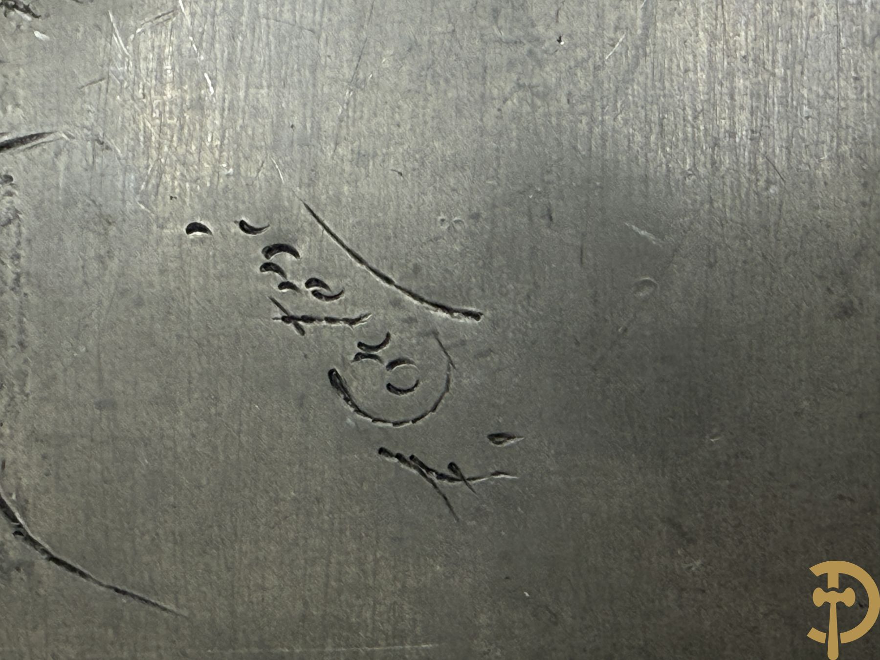 Verzilverde vaas met vogeldecor, Kayser gemerkt + 3 tinnen Art Deco vaasjes w.o. 1 gemerkt Hering + tinnen Art Deco inktstel