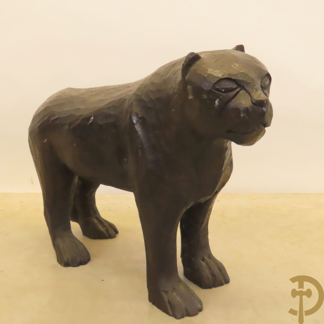 Kareem I.A. getekend onderaan : Houtgesculpteerde en gepatineerde panter