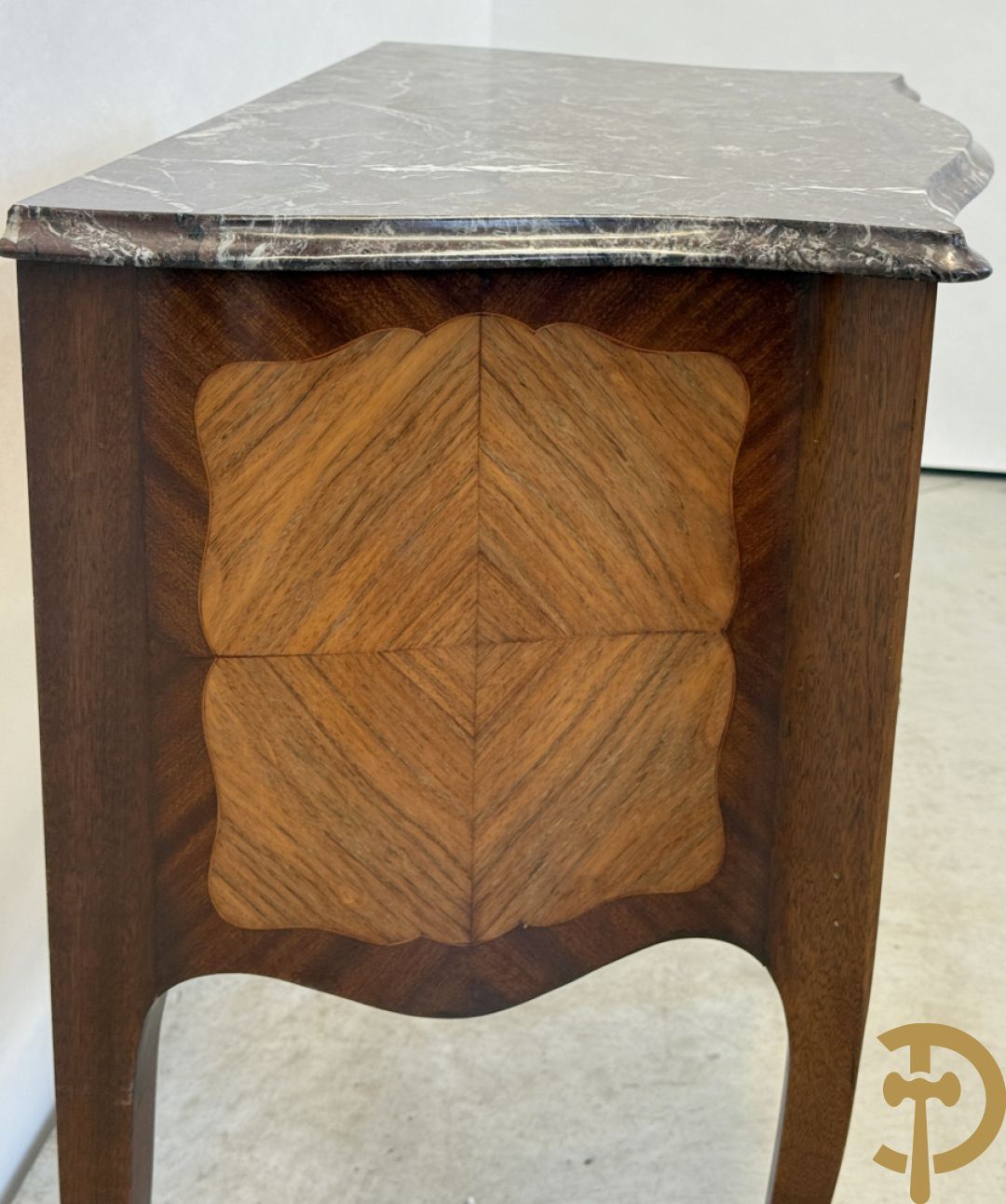 Notelaren tweeladencommode met bronsbeslag en grijs marmeren blad op voluutvormige poten