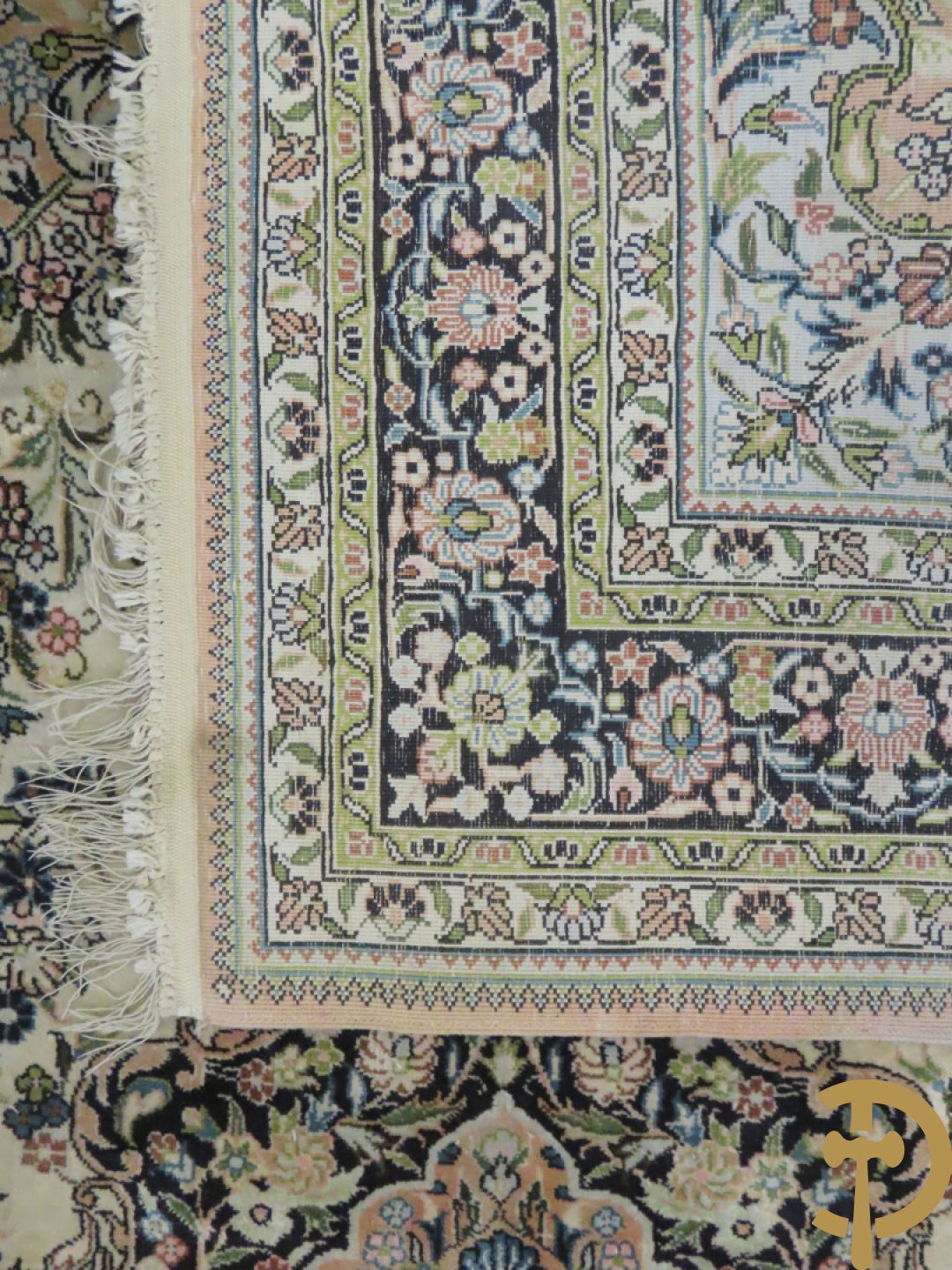 Oosters handgeknoopt tapijt met centraal medaillon, zijde op katoen