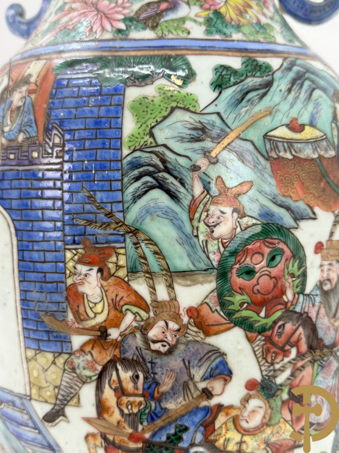 Chinese porseleinen vaas met geanimeerd krijgerdecor en vogeltaferelen