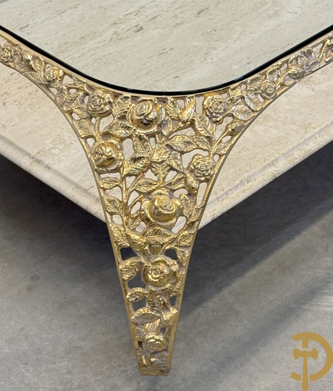 Salontafel met glazen blad op gebogen voluutvormige koperen poten gemaakt van bladranken - onderaan met travertin blad