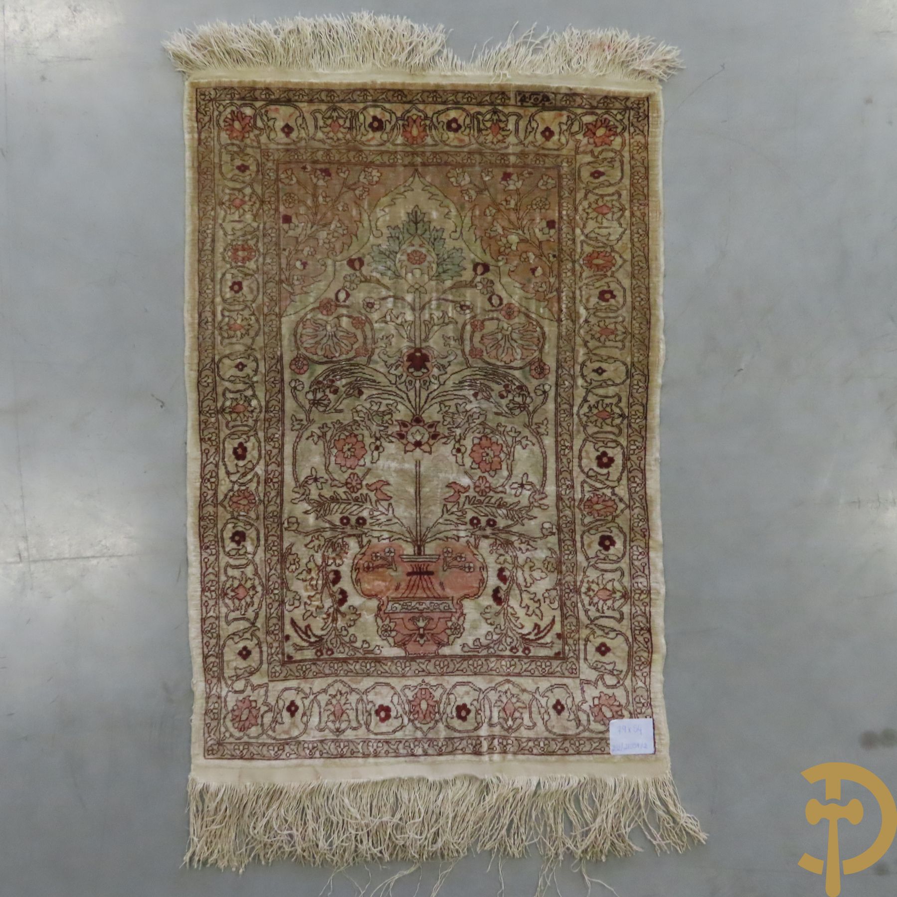 Oosters handgeknoopt zijden tapijt met amfoor