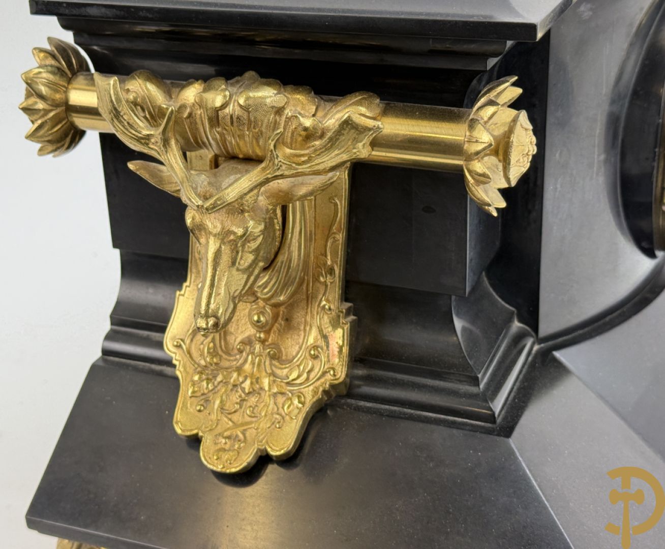 Zwart marmeren garnituur Napoleon III bestaande uit paar bronzen vuurrvergulde vijfarmige kandelaars bezet met vogels op zwarte marmeren basis met hertenkoppen + zwart marmeren middenstuk met klok bezet met hertenkoppen (zonder beeld)