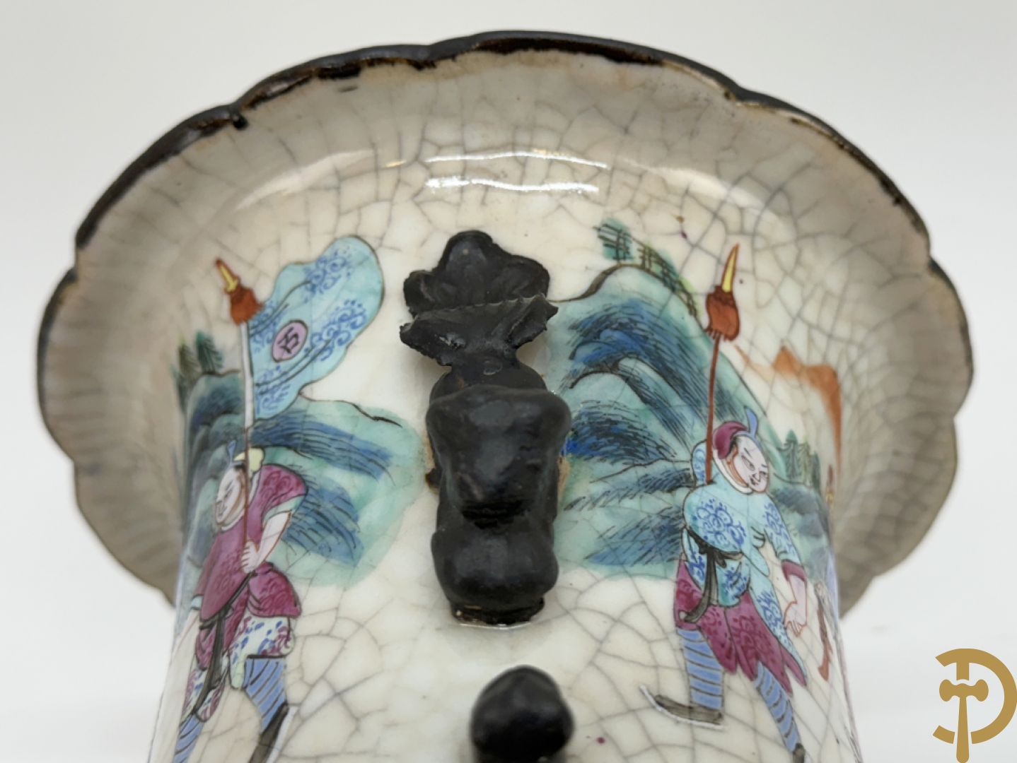 Paar Nankin vazen met dansende figuren en krijgertaferelen op houten sokkels