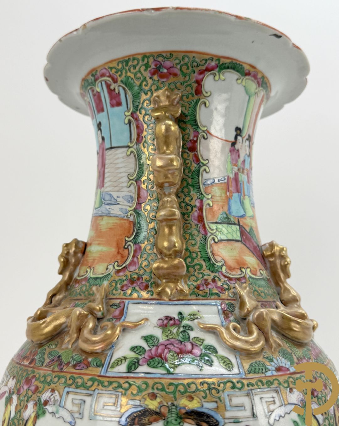 Chinese porseleinen Kanton vaas met geanimeerde taferelen en natuurdecor