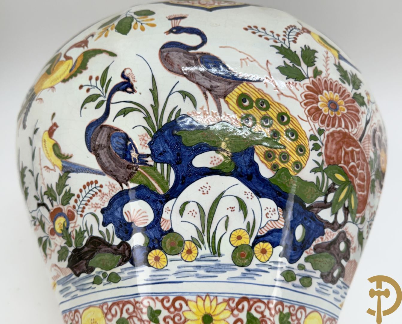 Driestel in polychrome faience met decor van vogels en bloemen bestaande uit dekselpotiche geflankeerd door 2 knobbelvazen, Boch 104/5