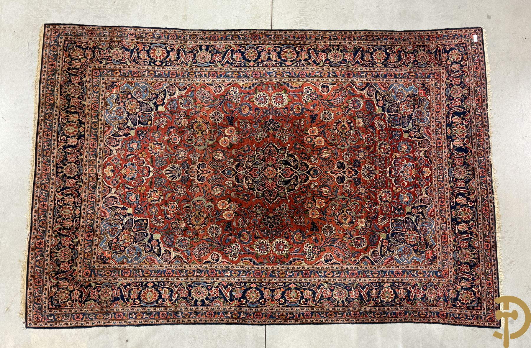 Oosters handgeknoopt tapijt met bloemenmotieven op rode fond