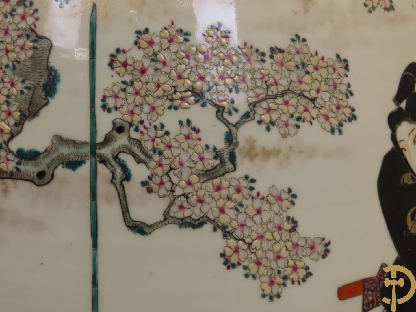 Japanse porseleinen waaiervaas met decor van geisha en krijger, bovenaan met florale motieven