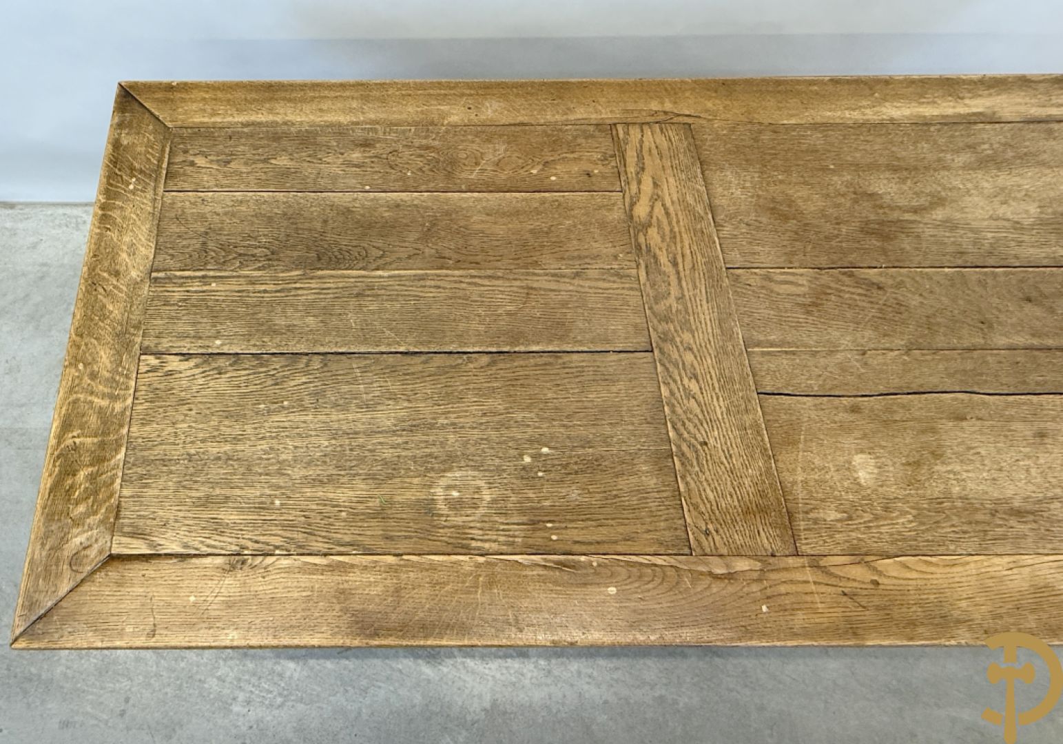 Eiken Neo Renaissance bolpoottafel bezet met rosassen en gesculpteerde kinderkopjes