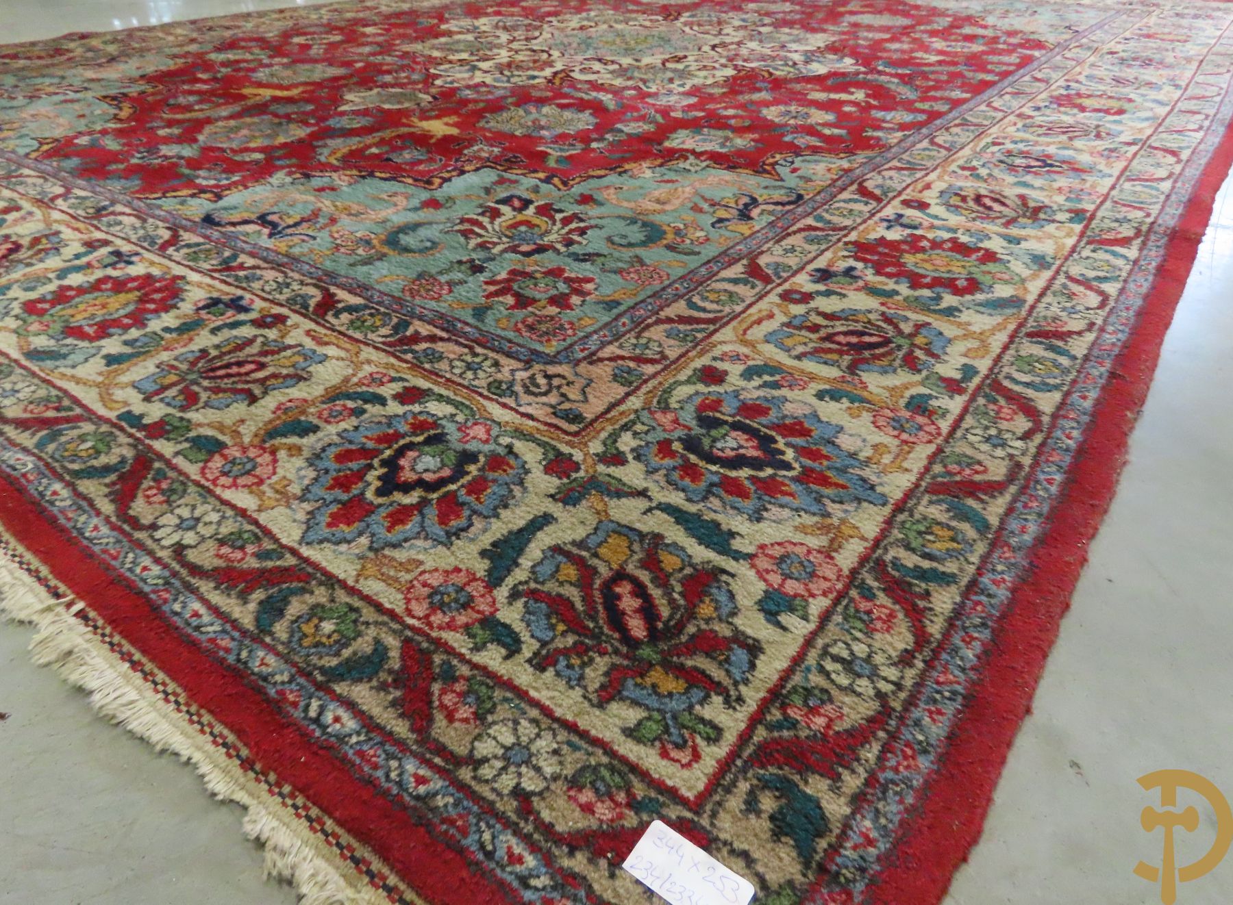 Oosters handgeknoopt tapijt met bloemen, dierenmotieven en centraal decor op rode fond